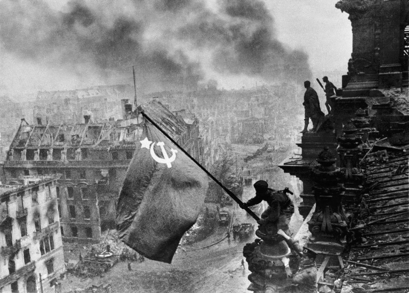 Yevgueni Jaldéi, Bandera roja sobre el Reichstag (1945)