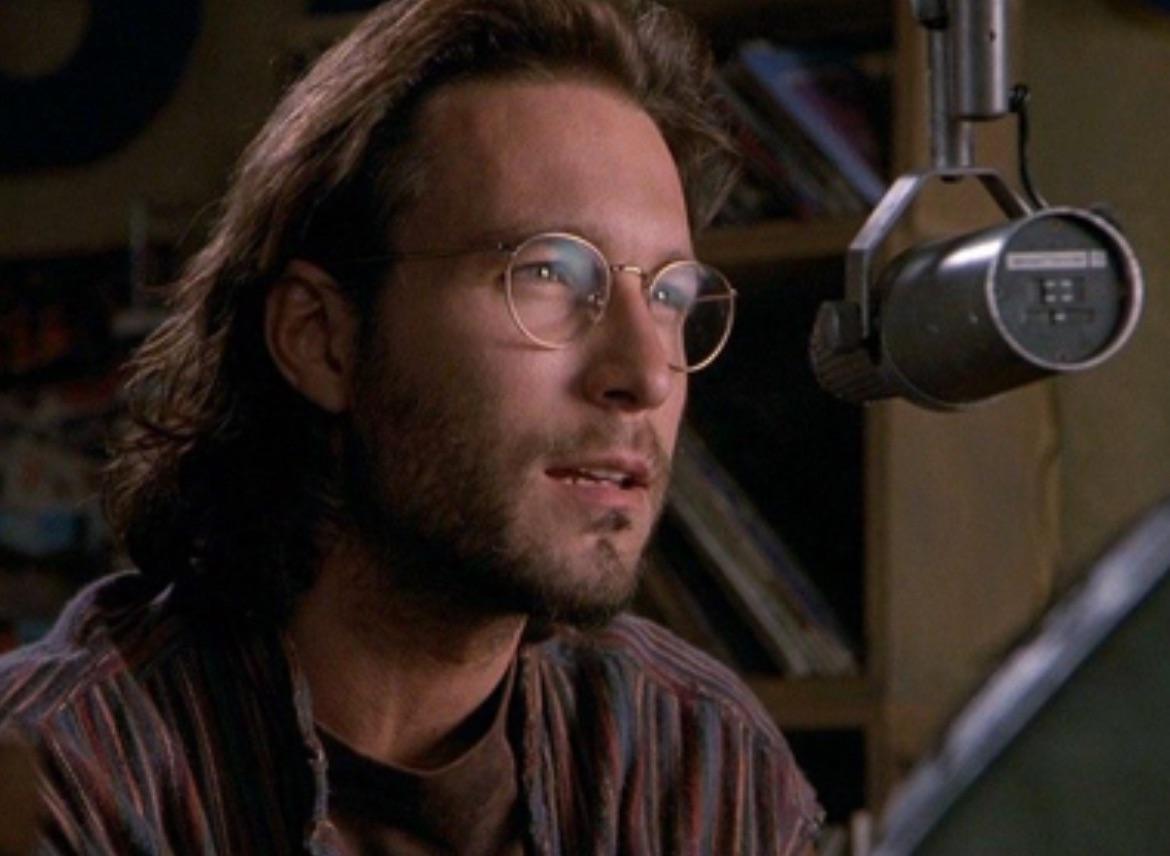 Chris Stevens (John Corbett) en la emisora de radio KBHR (K-Bear) in Cicely, Alaska.