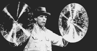 Joseph Beuys haciendo sonar unos platillos