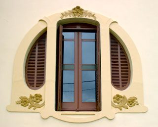 "ventana del Palacete Cotarelo, Figueras de Mar; fotografía de Juanjo Seixas ventana del Palacete Cotarelo, Figueras de Mar; fotografía de Juanjo Seixas